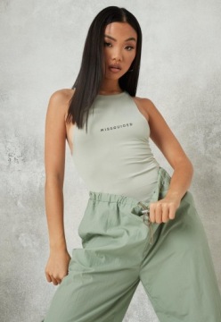 ТОНКОЕ ОБЛЕГАЮЩЕЕ БОДИ SAGE GREEN С НЕПРАВИЛЬНОЙ НАПИСЬЮ 30