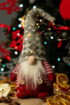 РОЖДЕСТВЕНСКОЕ УКРАШЕНИЕ ЭЛЬФИНИ РОЖДЕСТВЕНСКИЙ ГНОМ ПОД РОЖДЕСТВЕНСКОЙ ЕЛКОЙ СТОЯЩИЕ ПОЛОСКИ