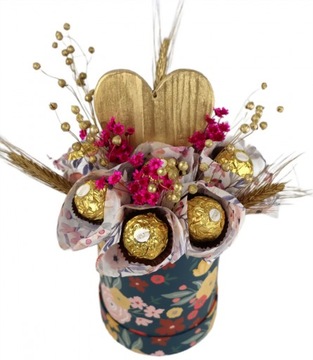 Box na Prezent z Ferrero Rocher Kwiatami i Złotym Drewnianym Sercem