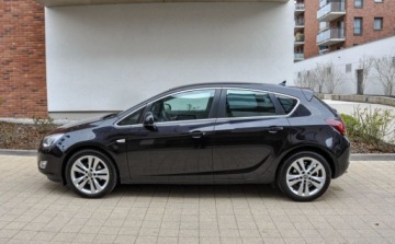 Opel Astra J Hatchback 5d 2.0 CDTI ECOTEC 160KM 2009 Opel Astra 2,0CDTI (160KM) Automat Skory 2.0 Diesel 160KM, zdjęcie 1