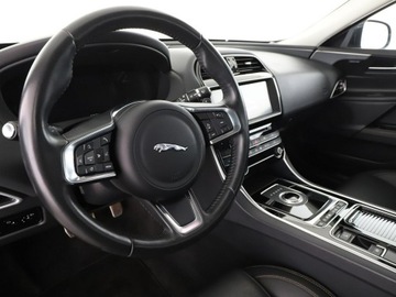 Jaguar XE Sedan 2.0 i4 180KM 2018 Jaguar XE niski przebieg skóra navi virtual, zdjęcie 13