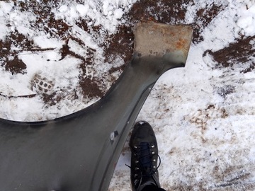 BLATNÍK LEVÝ PŘEDNÍ MITSUBISHI COLT Z30 04-