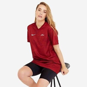 Nike NSW LIONESSES PREMIUM DRESS RED Sukienka sportowa duże LOGO S