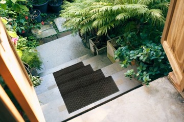 Противоскользящие резиновые покрытия для лестниц для использования на открытом воздухе.