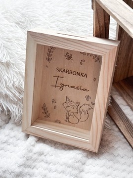 Skarbonka drewniana z szybką z imieniem dziecka prezent Chrzest Roczek