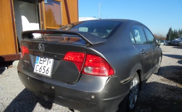 Honda Civic VIII Sedan 1.8 i-VTEC 140KM 2006 Honda Civic 2006r, 1.8 Benzyna, Delikatnie uszkodzony przod i tyl. Jezdzi., zdjęcie 2