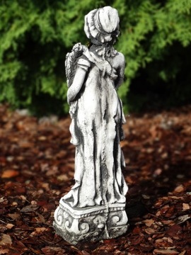 Бетонная садовая фигура женщины с початками кукурузы.