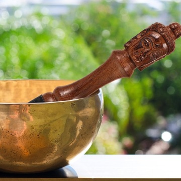 Деревянная звуковая чаша и палочка для тибетского пения.