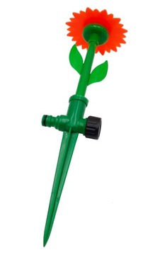 САДОВЫЙ ОПРЫСКИВАТЕЛЬ ДЛЯ ГАЗОНА ЦВЕТОК, ВСТАВЛЕННЫЙ В САДОВЫЙ ШЛАНГ