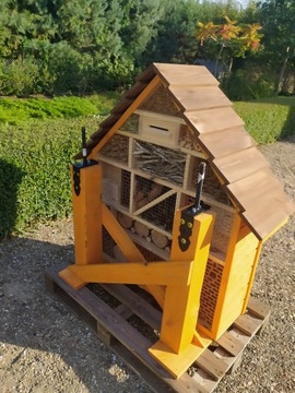 Большой дом-отель для насекомых-опылителей и пчел-каменщиков