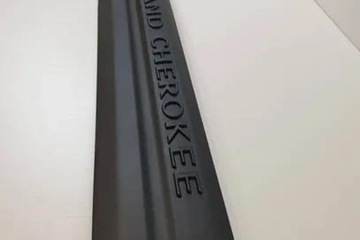 LIŠTA PŘEDNÍCH PRAVÝCH DVEŘE JEEP COMMANDER (XK, XH) 5HU14TRMAD 2.7L