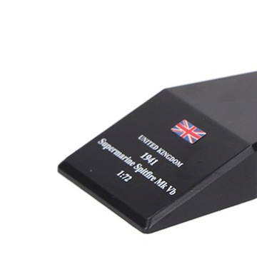 Винтажная модель истребителя в масштабе 1:72