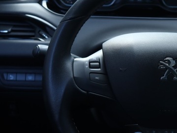 Peugeot 208 I Hatchback 5d Facelifting 1.2 PureTech 82KM 2019 Peugeot 208 1.2 PureTech, Salon Polska, Klima, zdjęcie 16