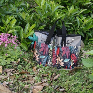 Сумка с несколькими карманами и садовыми инструментами.