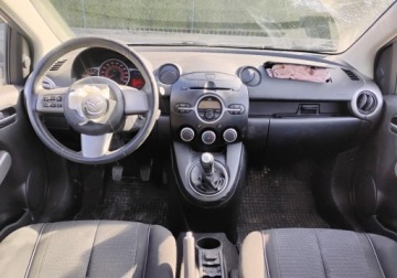 Mazda 2 II 2010 Mazda 2 122010r, 1.6 Benzyna. Lekko uszkodzony przod. Jezdzi. 1.6 90KM, zdjęcie 5