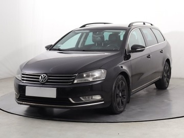 Volkswagen Passat B7 Variant 2.0 TDI CR DPF BlueMotion 140KM 2011 VW Passat 2.0 TDI, Salon Polska, Navi, Klima, zdjęcie 1