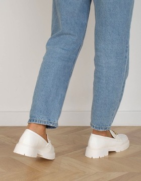 БЕЛЫЕ МОКАСИНЫ С ЦЕПОЧНЫМ ДЕКОРОМ 38