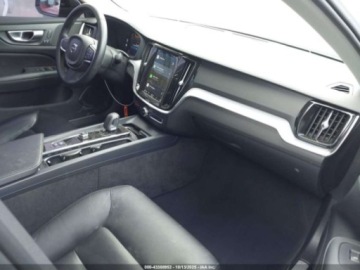 Volvo S60 III 2024 Volvo S60 B5 Core Dark Theme 2024 2.0L 2.0 Benzyna 247KM, zdjęcie 9