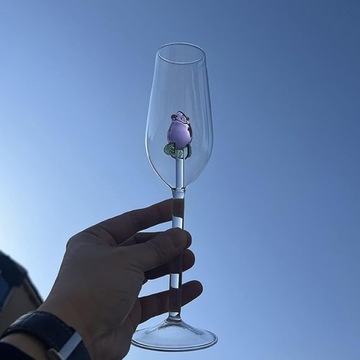 Бокал для розового вина с розой внутри бокала для коктейля