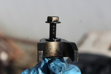 КРЕПЛЕНИЕ ДЕРЖАТЕЛЯ ИНЖЕКЦИОННОГО ЛОТКА TOYOTA 2.0 D4D 1CD