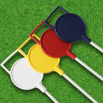 Кубок с лункой для гольфа. Ставим тренировочные флаги на зеленый цвет.