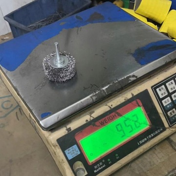 Стальная дисковая щетка для работы по дереву.