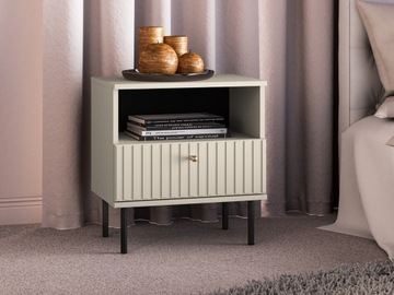 Szafka nocna z lamelami i szufladą SOPHIE 07 kremowa cashmere ML Meble