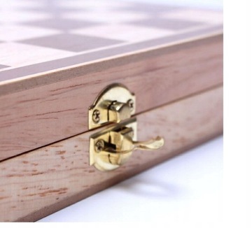 Классические семейные шахматы со складной доской.