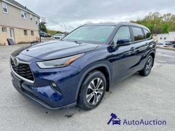 Toyota Highlander III 2023 Toyota Highlander 2023 TOYOTA HIGHLANDER XLE 2.4 Benzyna 265KM