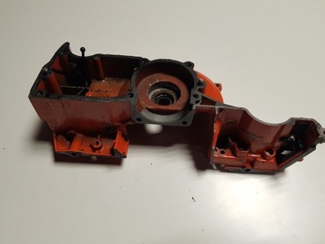 КАРТЕР ПОЛОВИНА ЛЕВАЯ HUSQVARNA 42 242 246 XP ORG.