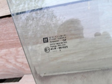 SKLO (OKNO) BOČNÍ DVEŘE PRAVÝ PŘEDNÍ OPEL SIGNUM KOMBI