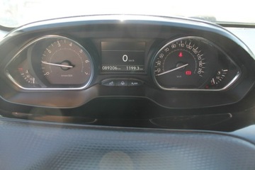 Peugeot 2008 I SUV Facelifting 1.2 PureTech 110KM 2018 Peugeot 2008 ROK 2018 POJ 1199 110 KM, zdjęcie 14