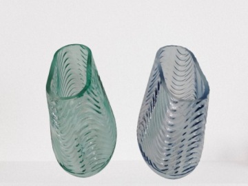 Декоративная ваза из зеленого стекла 21х17х13 см.