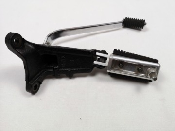 ПОДНОЖКА ВОДИТЕЛЯ ЛЕВАЯ КРЕПЛЕНИЕ РЫЧАГА ПЕРЕДАЧ SUZUKI VL 800 VOLUSIA