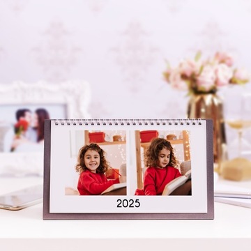 Конструктор фотокалендаря с фотографией на столе в подарок бабушкам и дедушкам