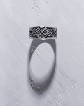 Srebrny pierścień VEGVISIR WITH RUNES 19.5