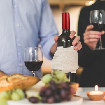 ВЕРХ БУТЫЛКИ НАКРЫВАЮТ КАПСУЛЫ ФОЛЬГОЙ.