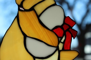 Пасхальный кролик с витражным пасхальным яйцом