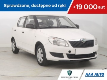 Skoda Fabia II Hatchback Facelifting 1.2 HTP 60KM 2011 Skoda Fabia 1.2, Salon Polska