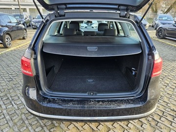 Volkswagen Passat B7 Variant 1.6 TDI CR DPF BlueMotion 105KM 2011 Volkswagen Passat 1,6 diesel 105KM nawigacja, zdjęcie 14