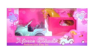 AUTO Z PRZYCZEPĄ I KONIEM