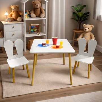 Квадратный детский стол и 2 белых стула.