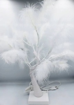 Декоративная светодиодная елка с украшением из перьев.