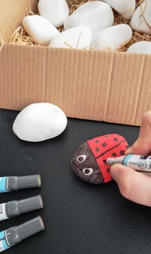 БЕЛЫЕ КРАСНЫЕ КАМНИ С БЛЕСКАМИ 2 кг 4-8 см