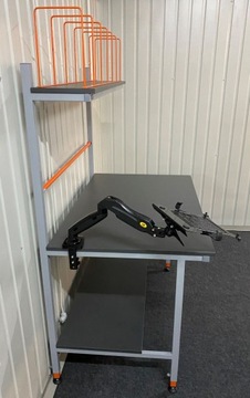Stanowisko komputerowe oraz do pakowania / regulowany uchwyt na laptopa
