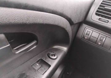 Kia Venga Mikrovan 1.4 DOHC CVVT 90KM 2011 Kia Venga 2011r, 1.4 Benzyna. Lekko uszkodzony lewy tyl. Jezdzi 1.4 90KM, zdjęcie 9