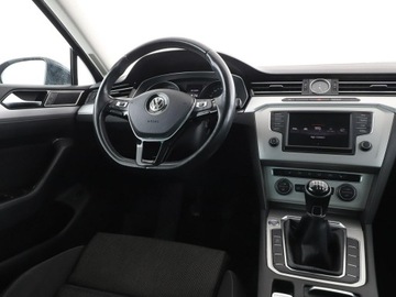 Volkswagen Passat B8 Variant 1.4 TSI BlueMotion Technology ACT 150KM 2016 Volkswagen Passat klima auto navi grzane fotele, zdjęcie 15