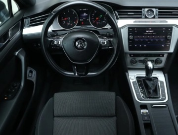 Volkswagen Passat B8 Variant 1.6 TDI BlueMotion Technology 120KM 2018 VW Passat 1.6 TDI, Automat, Navi, Klima, zdjęcie 5