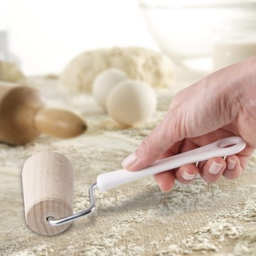 Вращающийся валик для теста на деревянном противне