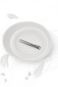 Biały Fascynator toczek stroik na głowę retro z piórami i woalką